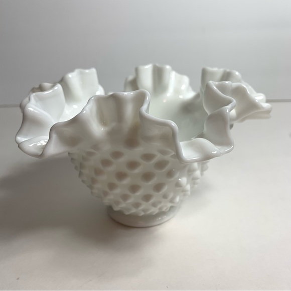 Vintage milk glass hobnail ruffle candy dish bowl. Lovely classic piece - Picture 2 of 11